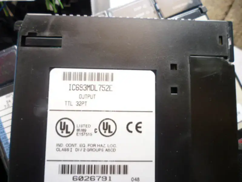 GE Fanuc PLC seria 90-30 IC693MDL752E