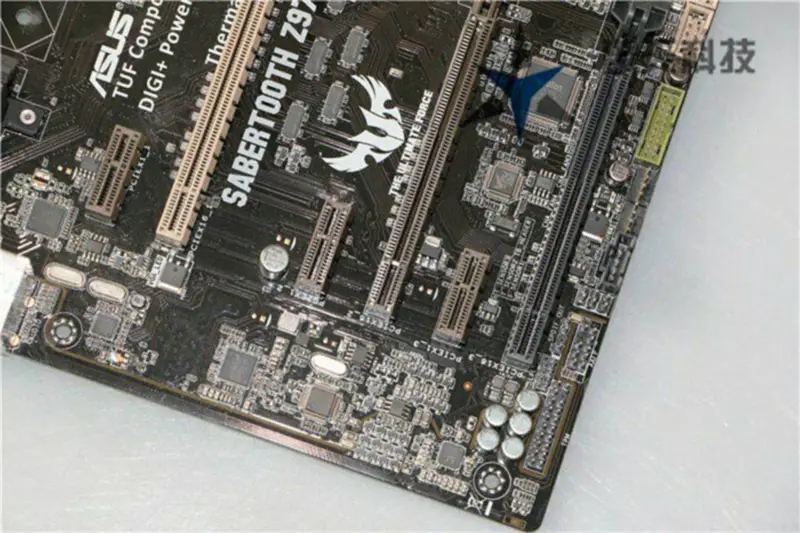 Placa de bază Asus SABERTOOTHZ97