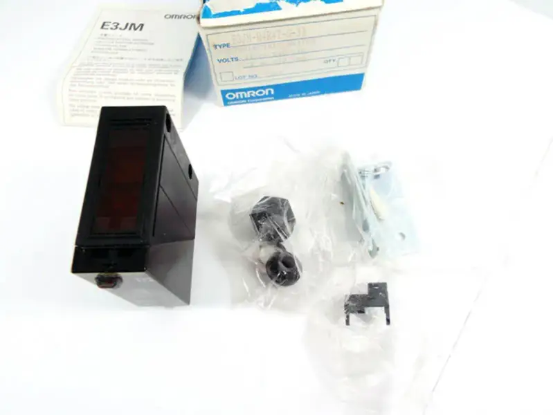 Senzor fotoelectric OMRON E3JM-R4R4T-G-33