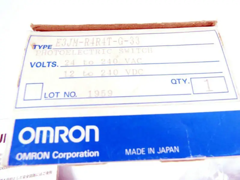 Senzor fotoelectric OMRON E3JM-R4R4T-G-33