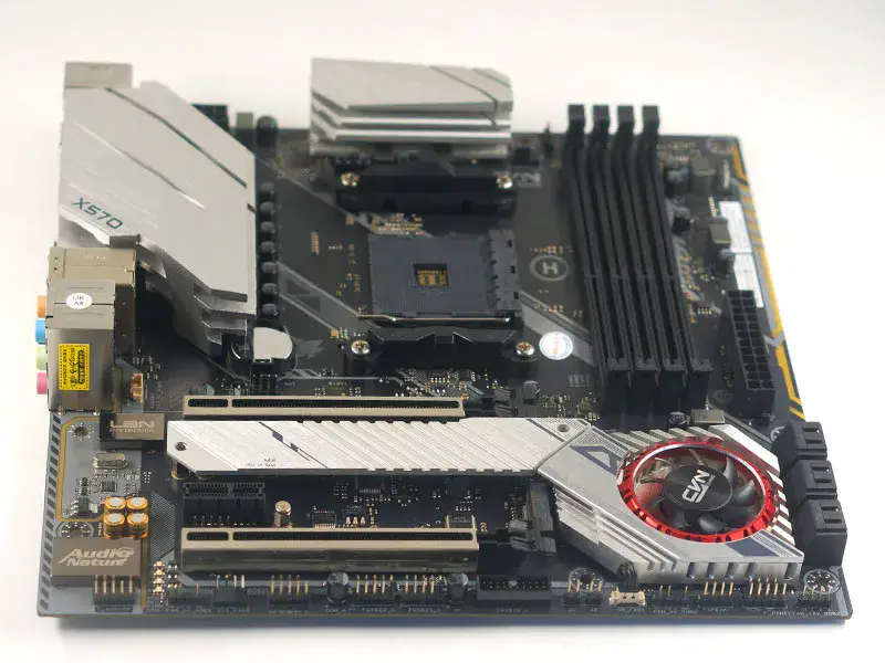 Placă de bază colorată CVN X570M GAMING PRO V14