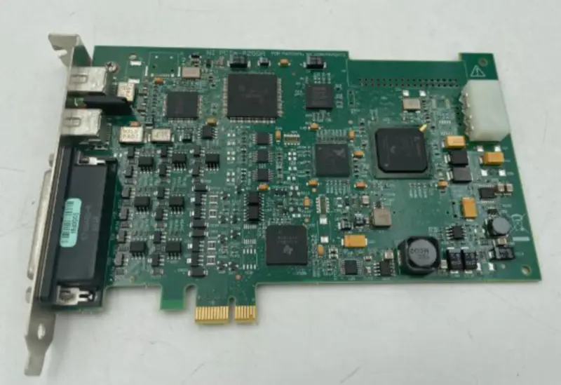 Placa NI PCIe-8255R DAQ cu interfață 1394B